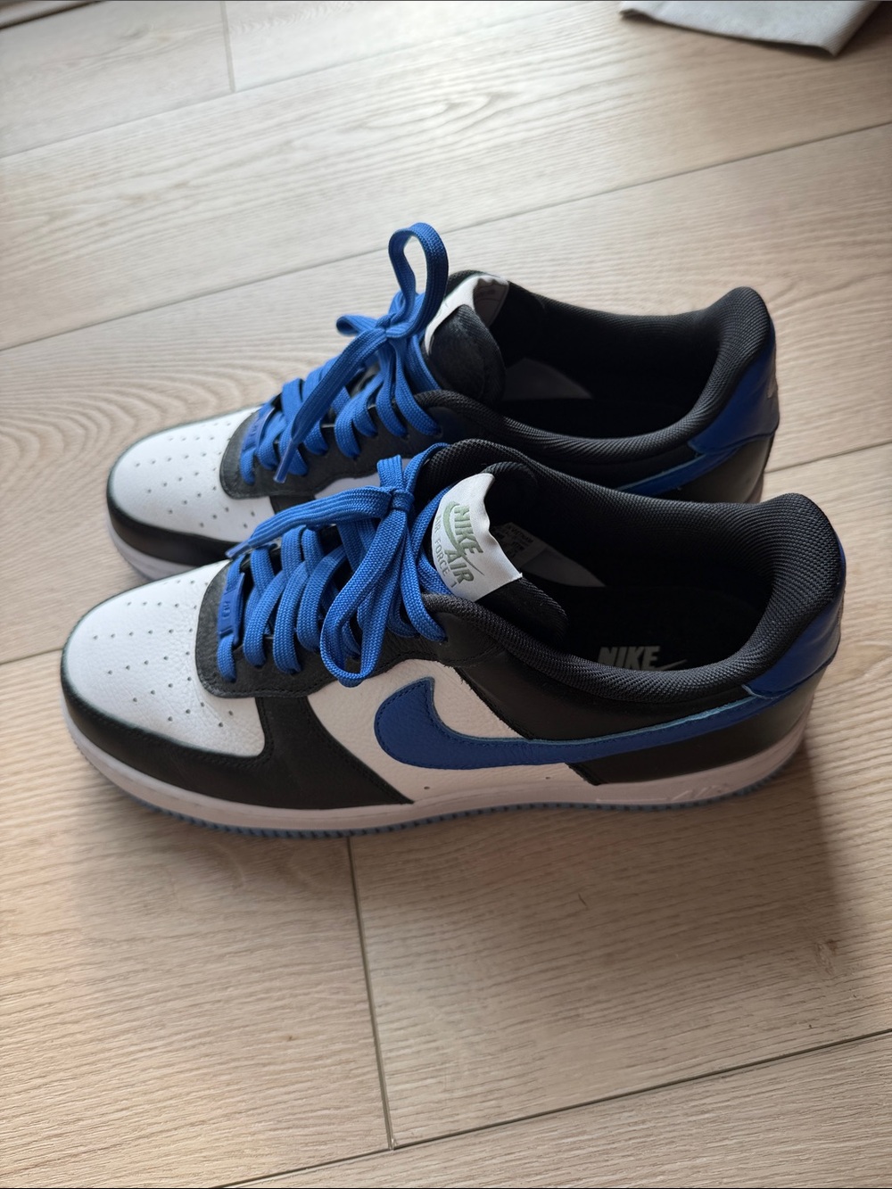 Nike Low-Top Sneakers in White, Black & Blue